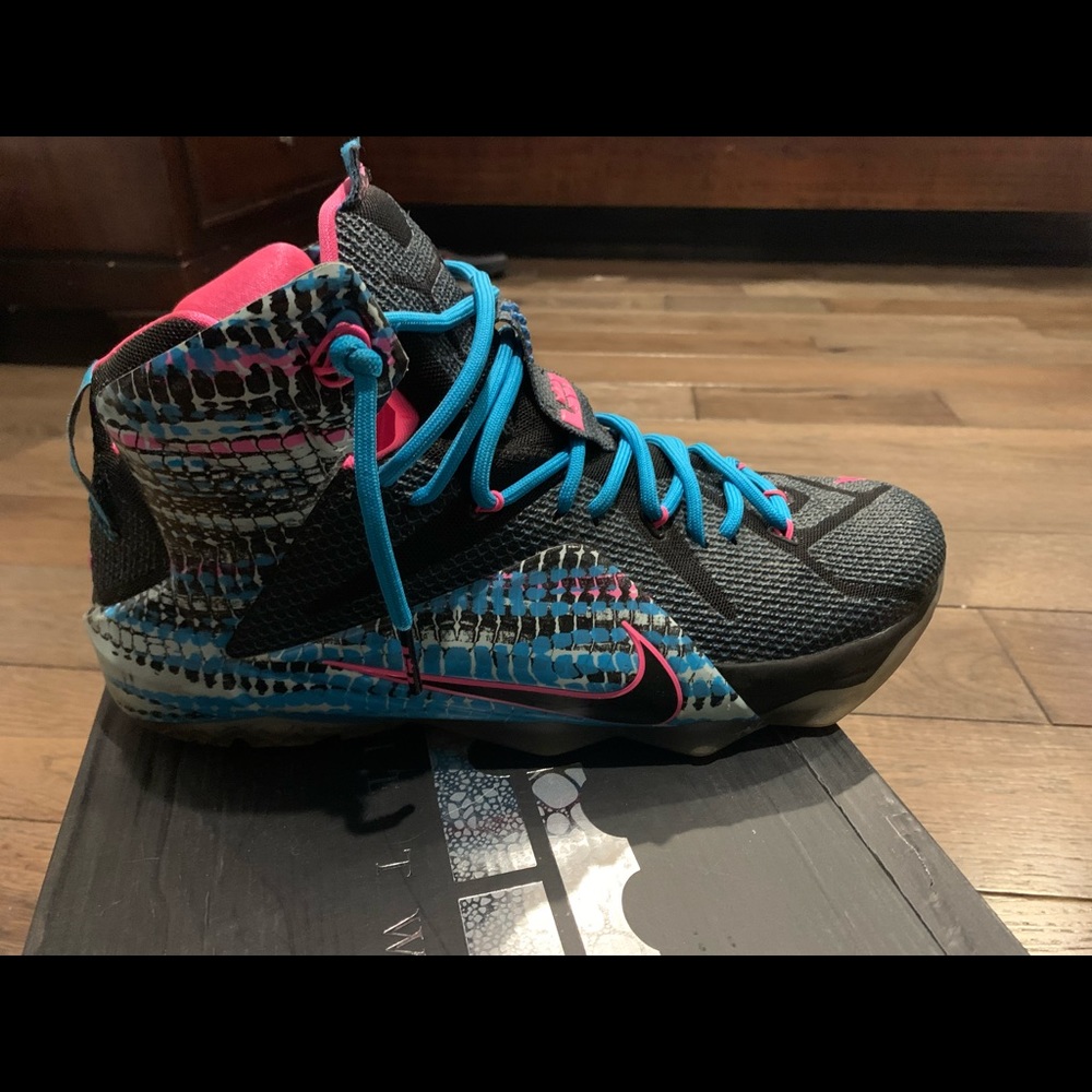 mens lebron sneakers